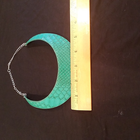 Green Faux Reptile Neck Choker & Matching Cuff Bracelet in Silvertone. - Picture 5 of 5